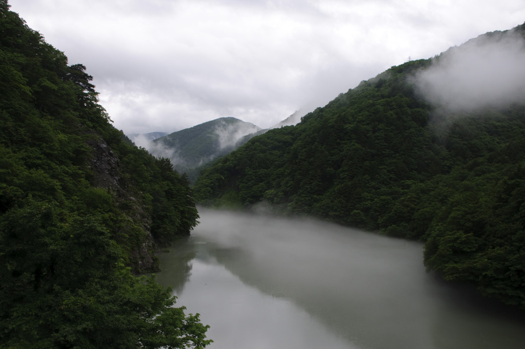 霧に沈む梓川