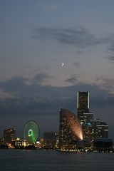 横浜　みなとみらいと月