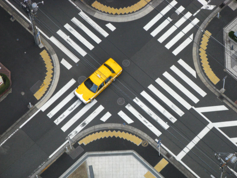 交差点と黄色い車