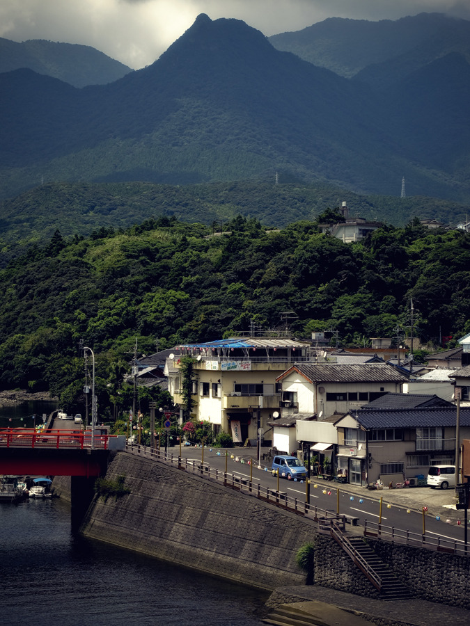 山の麓で