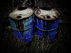 錆びたドラム缶が二つありました。