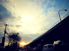 都会の夕暮れ・・・空を見上げる