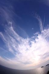 沸き立つ雲と飛行機雲
