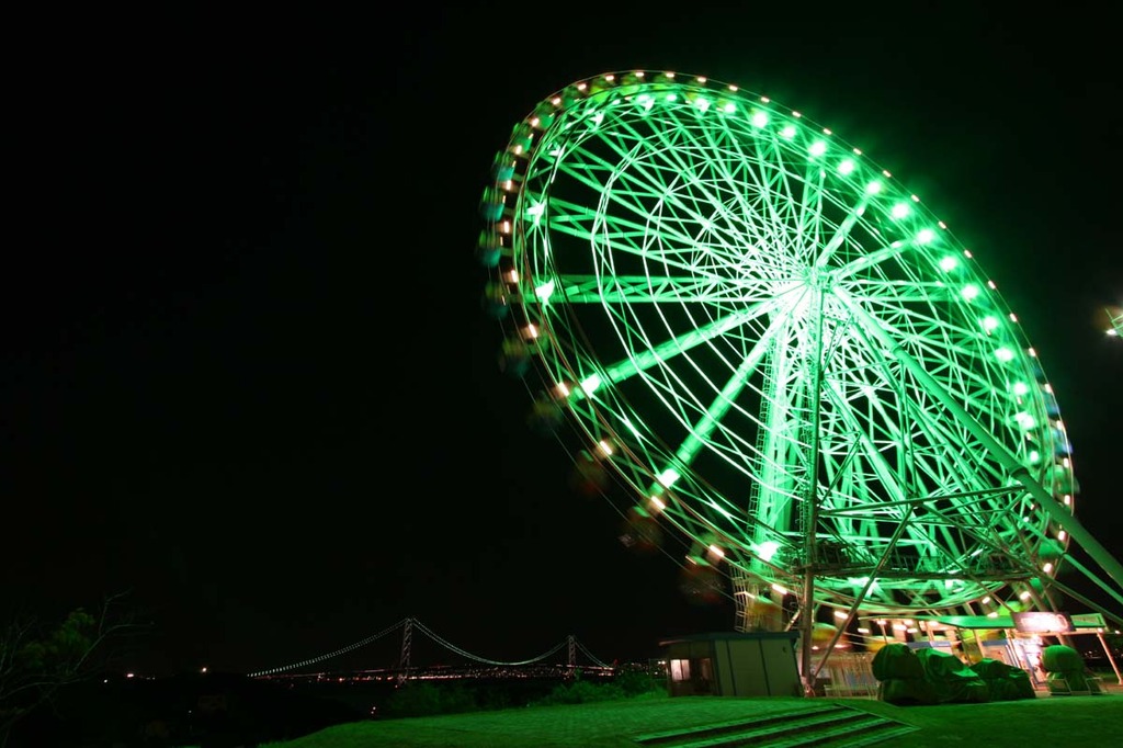 淡路島の観覧車と明石海峡大橋