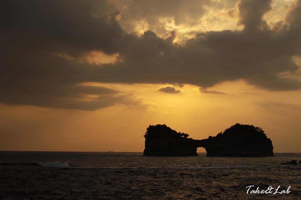 円月島の夕日