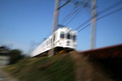 たま電車電柱通り抜け