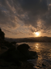 夕日の照らす海岸