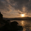 夕日の照らす海岸
