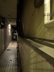 格子向こうの通路