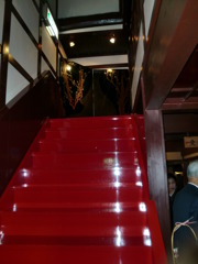 朱塗りの階段