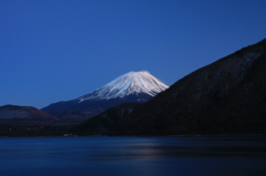本栖湖より富士を望む