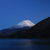 本栖湖より富士を望む
