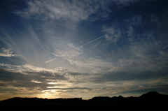 夕暮れの飛行機雲