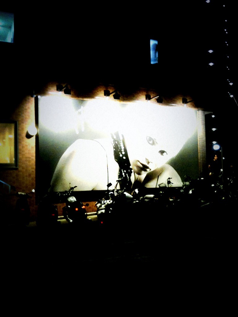 じっと見つめて