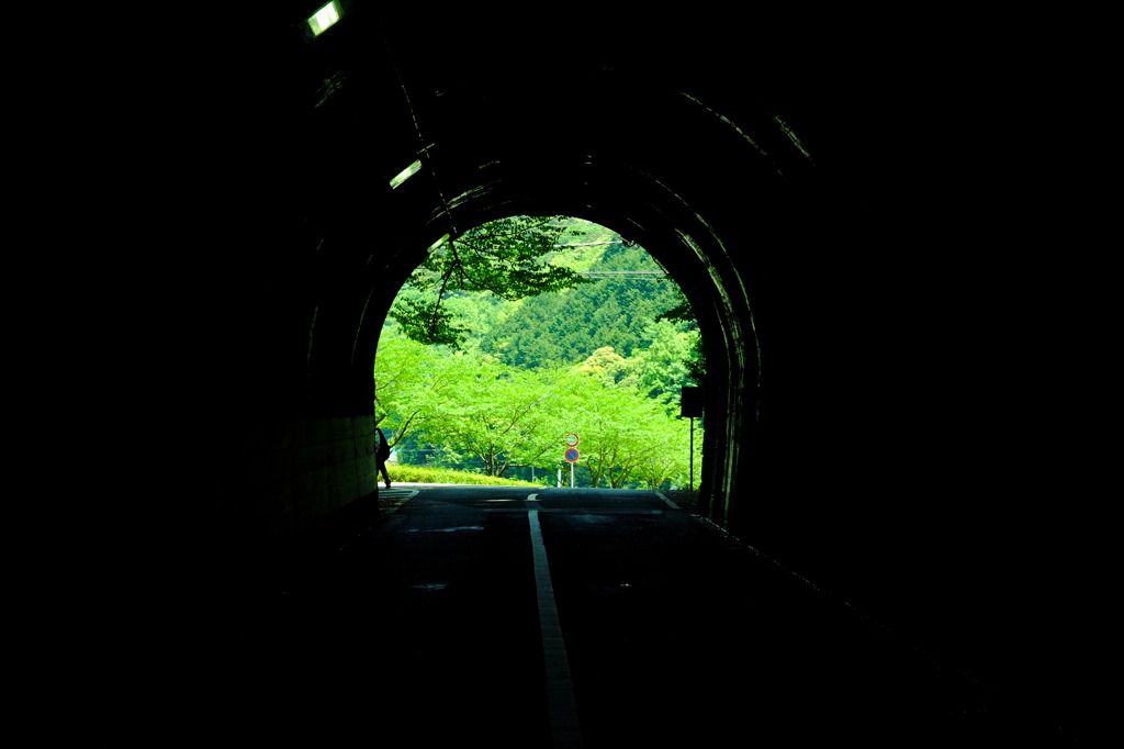 トンネルの先には