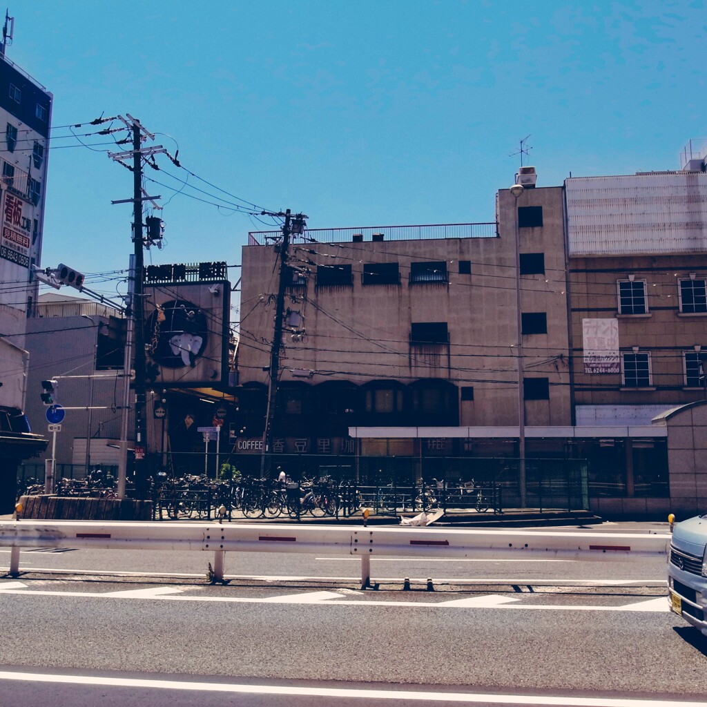 傾いた電柱