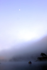 月と朝霧とカヌー