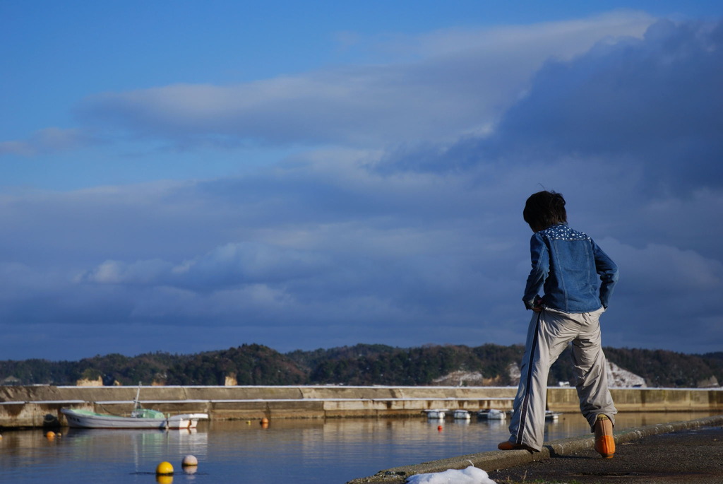 漁村のガール　海をのぞく