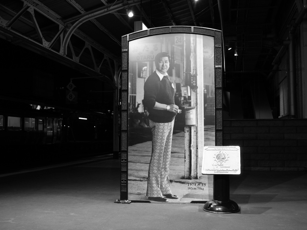 小樽駅にある石原裕次郎の写真
