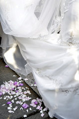 花嫁と紙吹雪