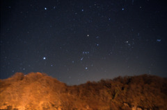 赤い山に星降る夜