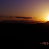 東山に沈みゆく夕日