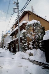始めて見た雪を積もった家