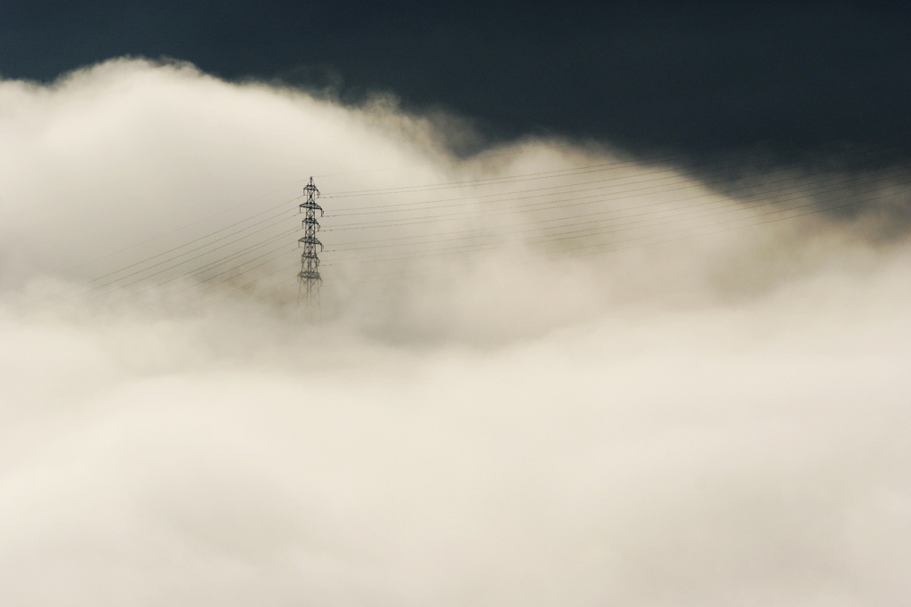 雲海と鉄塔