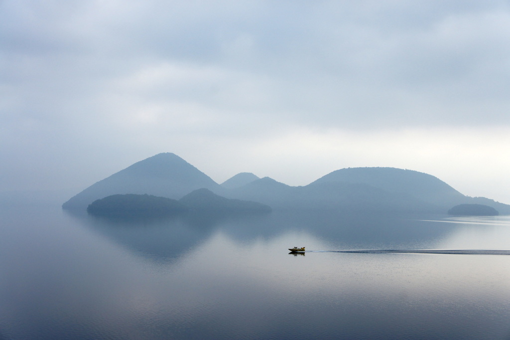 朝靄の洞爺湖 