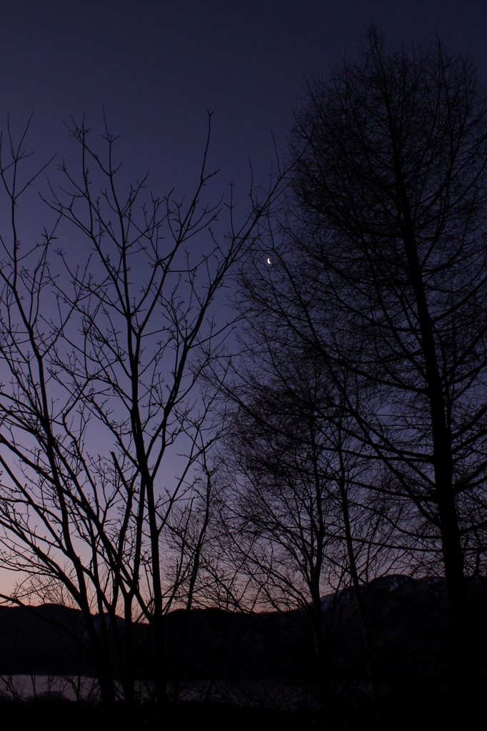 月と中禅寺湖の夜明け