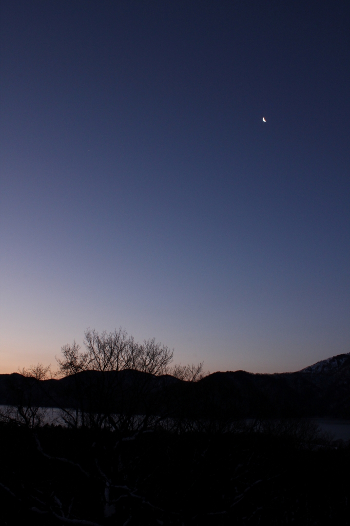 月と中禅寺湖の夜明け