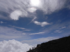 下にも上にも雲