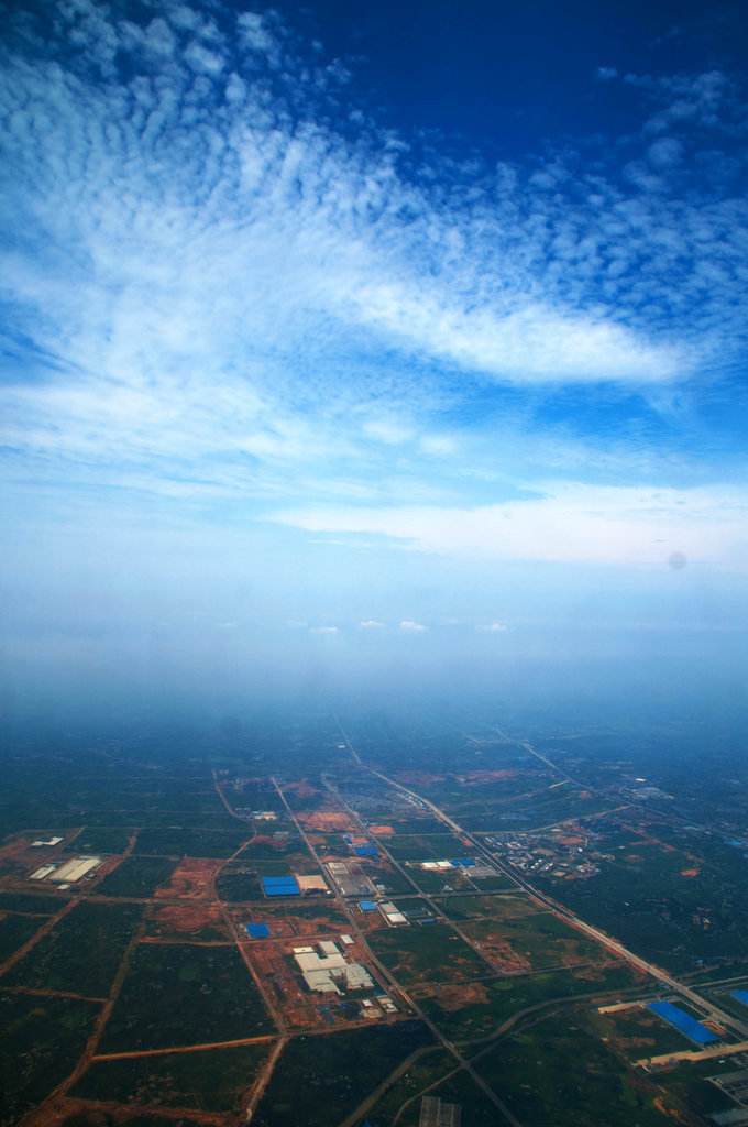 空と街