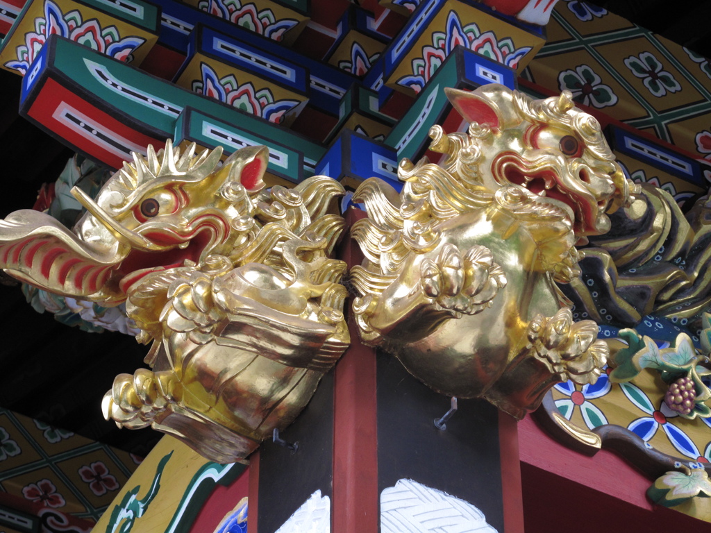 三峰神社の拝殿の飾り