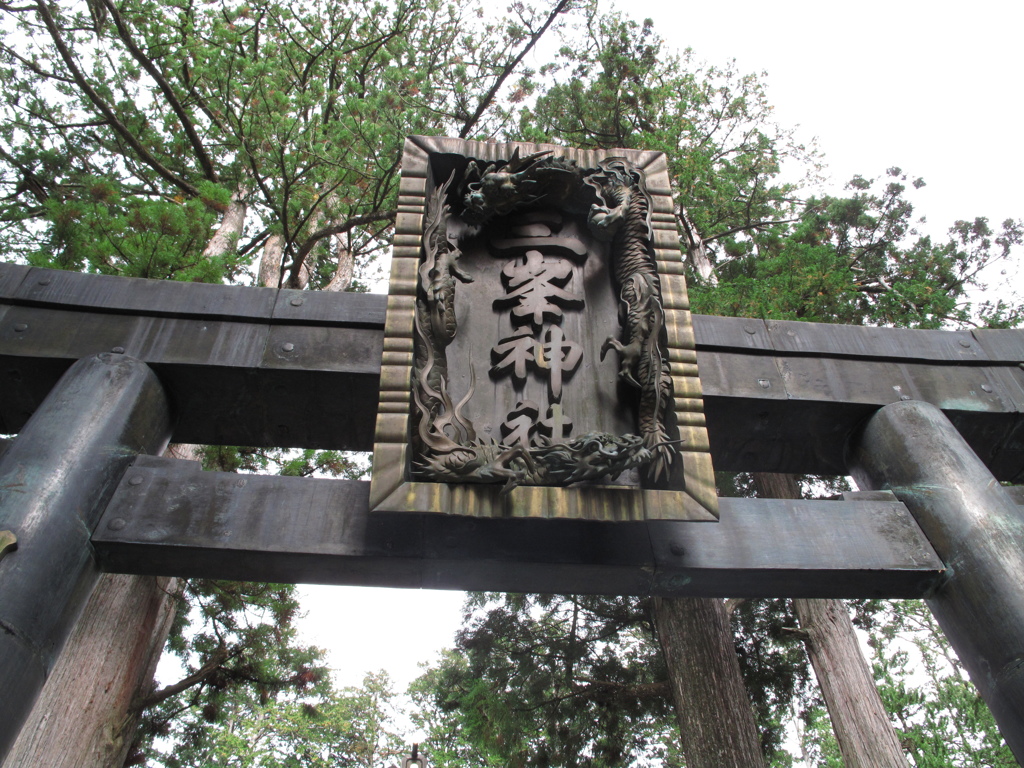 三峯神社の拝殿前の鳥居