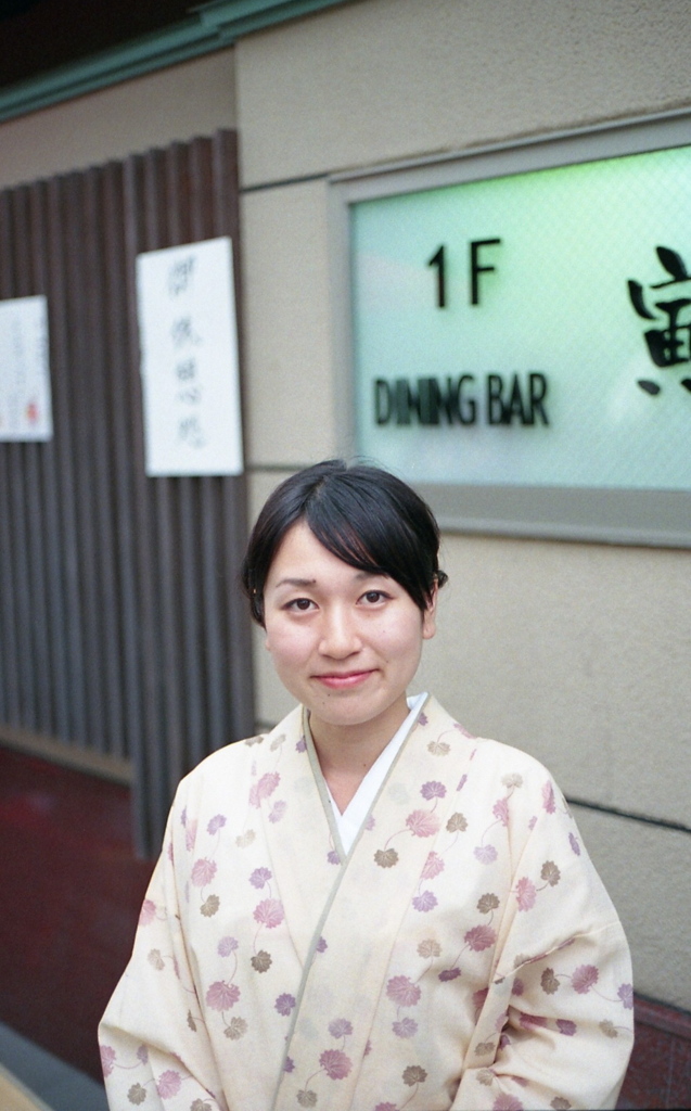 店先で