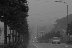 雨の坂道