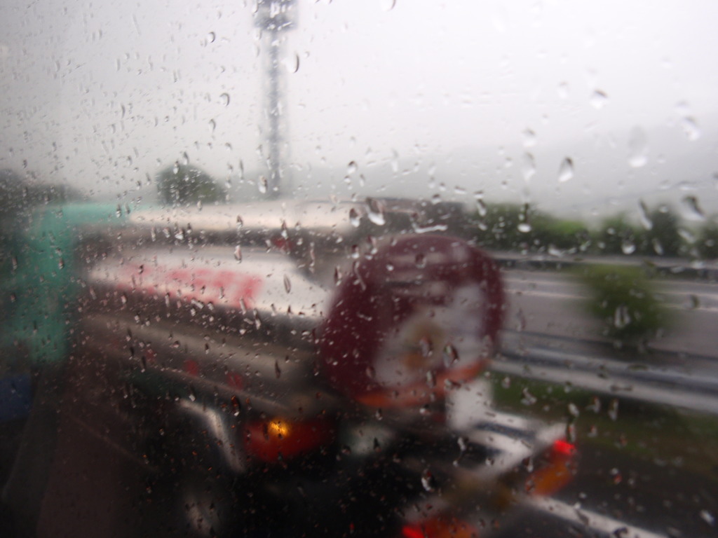 雨の高速道車窓より