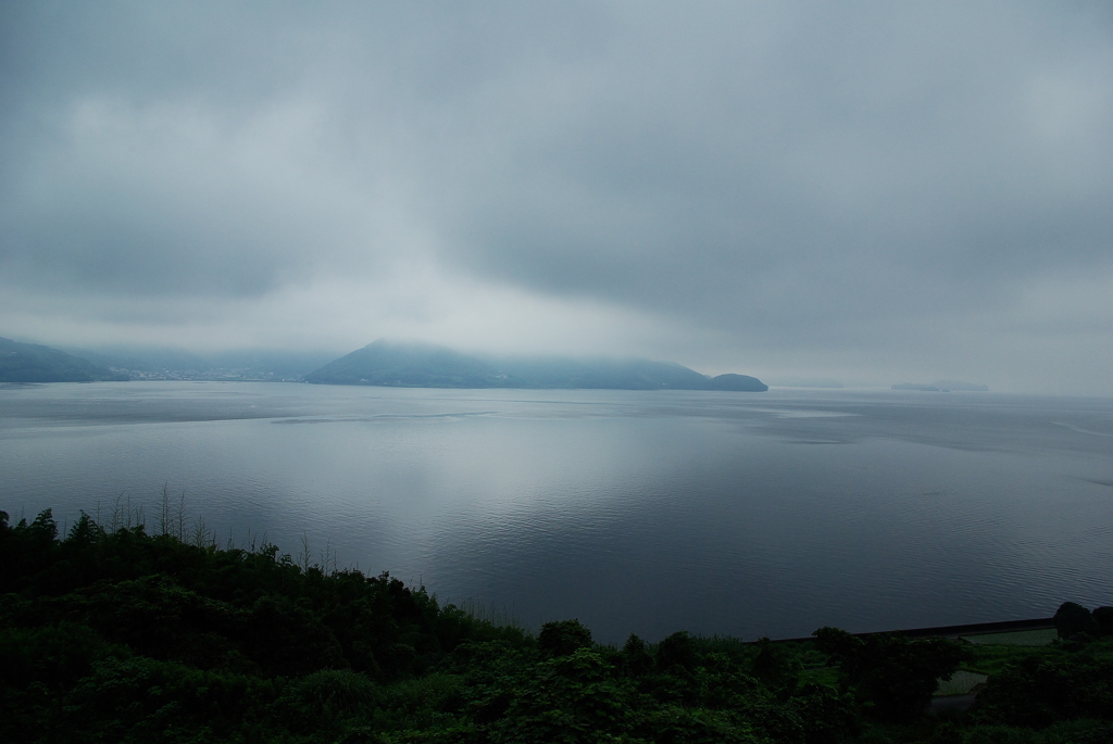 雲降りる大村湾