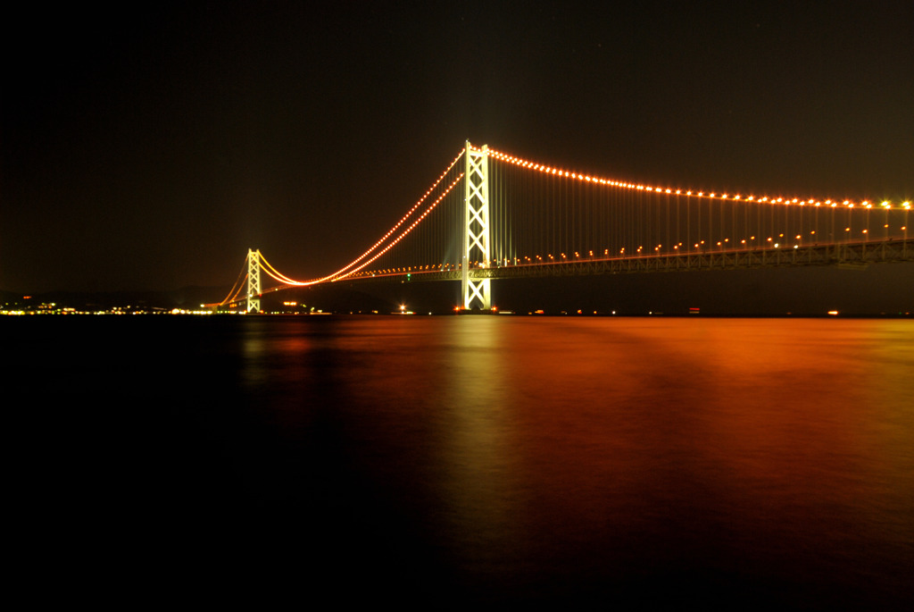 琥珀色に照らされた海