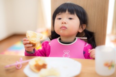 二歳児、目で何かを訴える