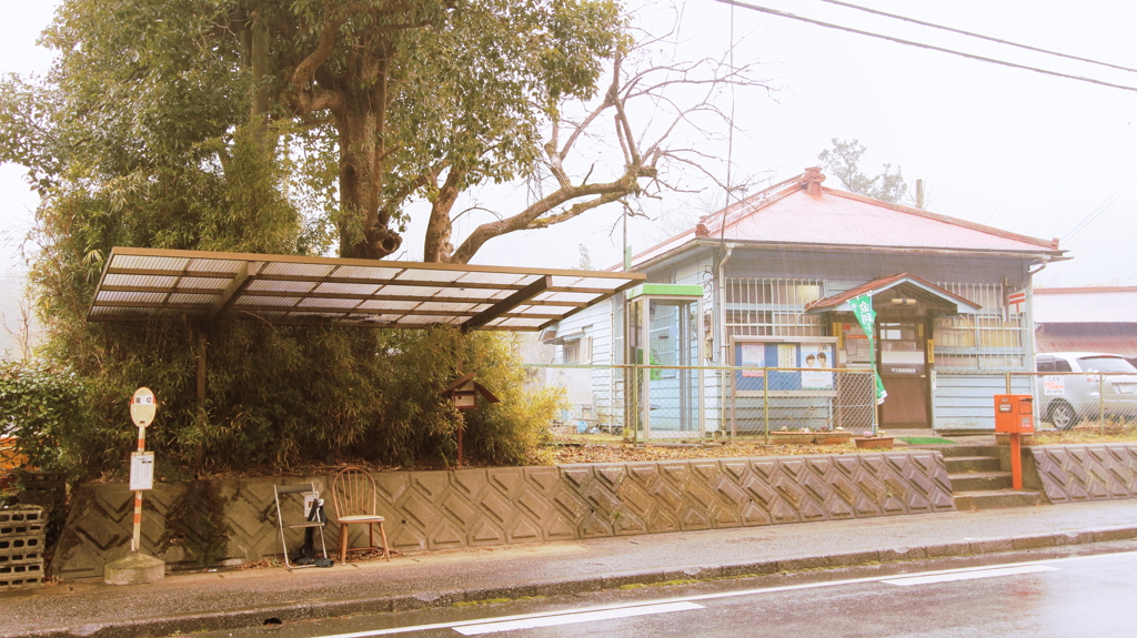 雨のバス停