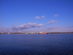 青い空と海の間で