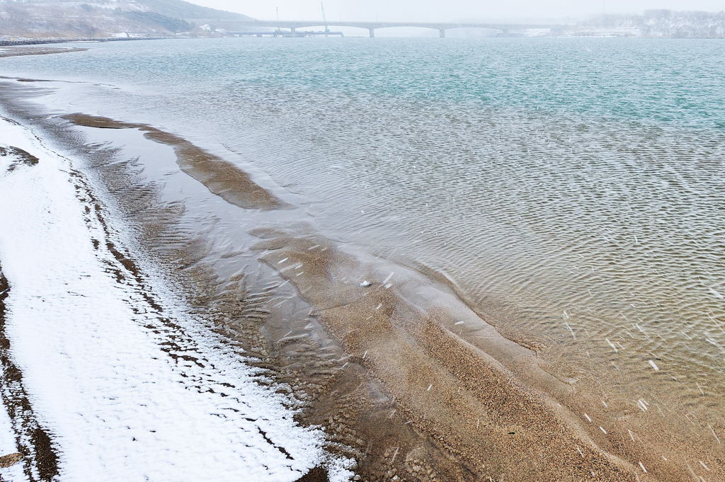 吹雪く河口