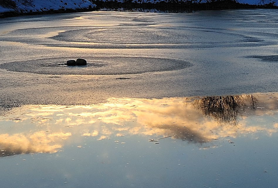 水面の夕紋