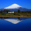 田植え前の田んぼに映る富士山