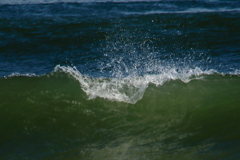 イタンキ浜の波は緑色