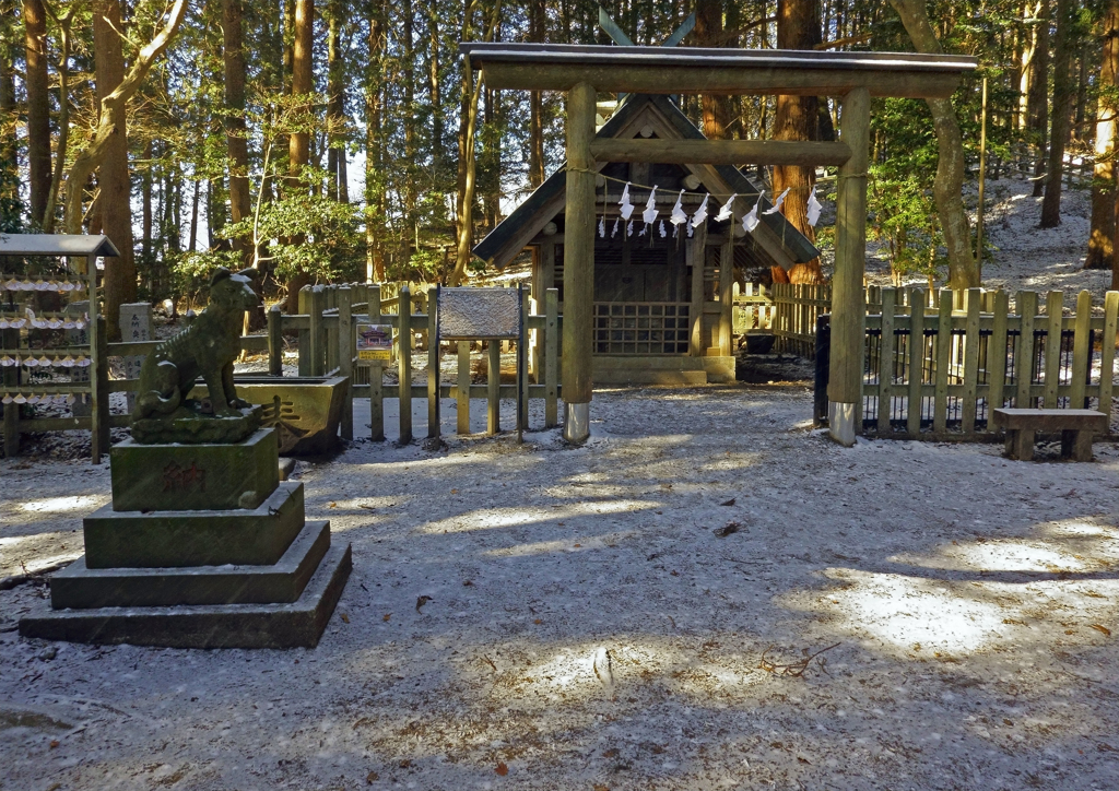 薄っすら雪化粧した宝登山神社奥宮
