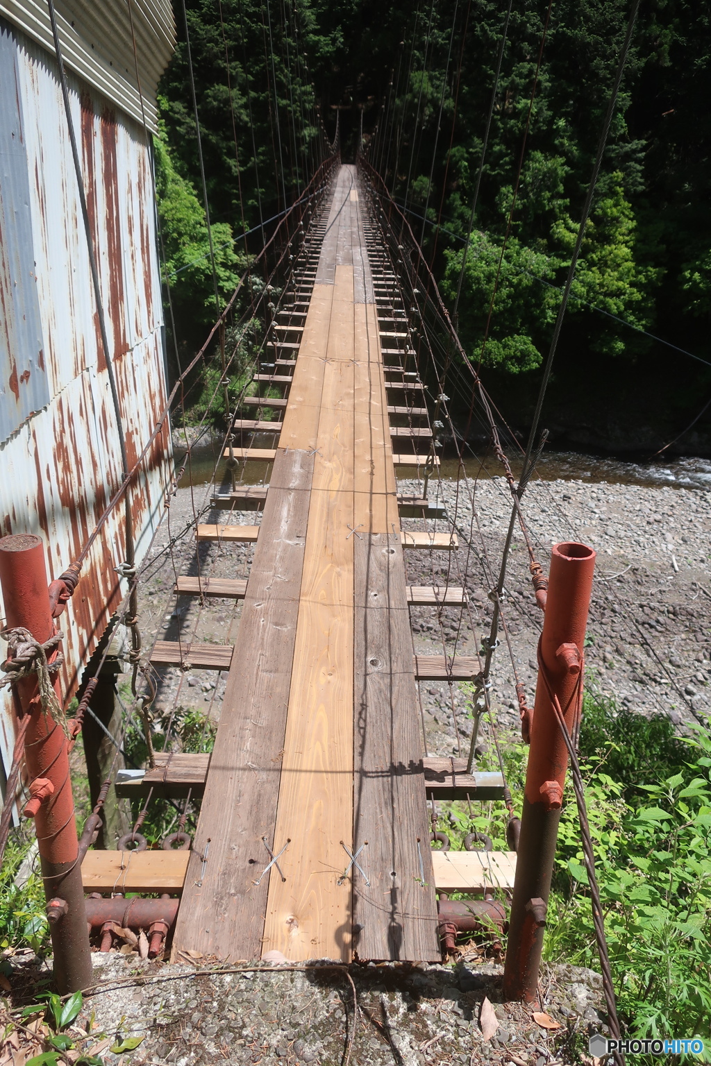 手作り感満載の吊り橋