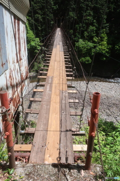 手作り感満載の吊り橋